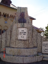 Statuia si bustul lui Ion Mihalache