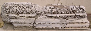 Fragment de arhitrava din marmura